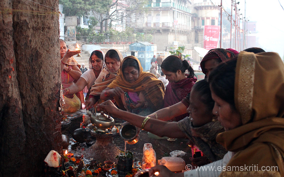 People of Kashi celebrating Dev Deepavali